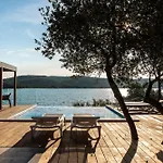 Olivia Κάμπινγκ Tisno